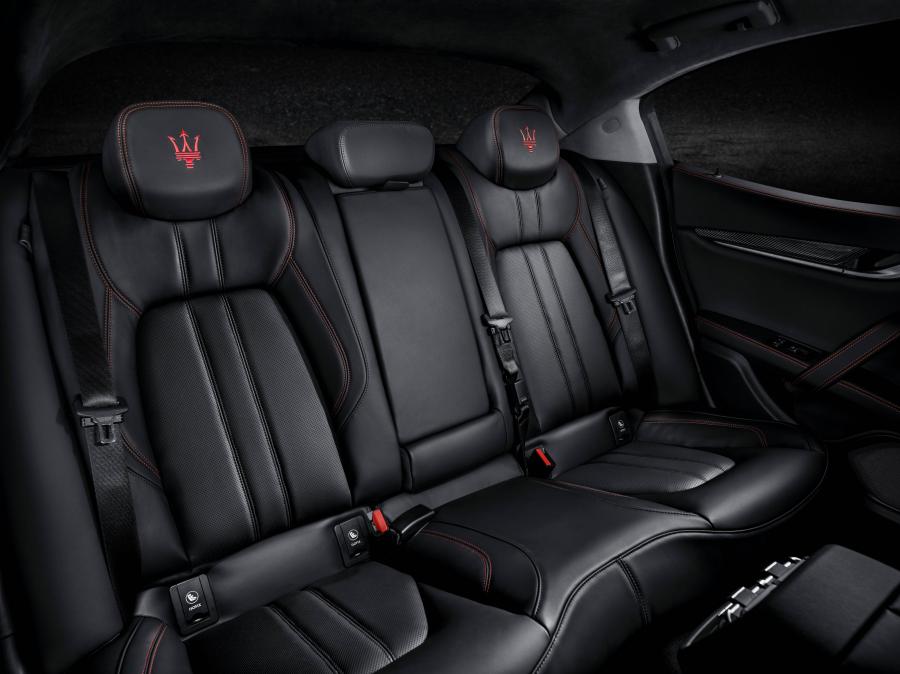 Интерьер Maserati Ghibli S Q4 GranSport Carbon Pack 2017 года  (фото 4 из 44)